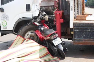 Va chạm xe máy và xe tải, 2 người thương vong
