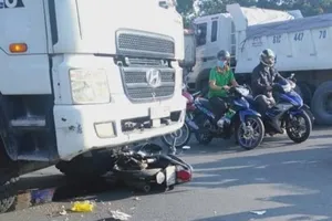 1 thợ hồ tử vong dưới bánh xe ben, hộp cơm văng tung tóe