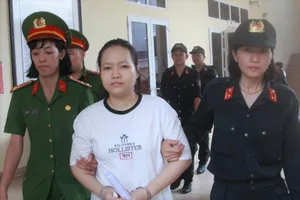 Vụ đổ bê tông giấu xác: Cha của nữ chủ mưu khóc, xin lỗi