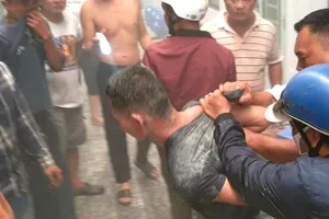 Bình Dương: Nam thanh niên đốt phòng trọ, cố thủ bên trong