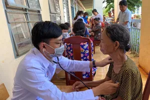 Niềm vui khi được nhận quà từ bác sĩ và công an