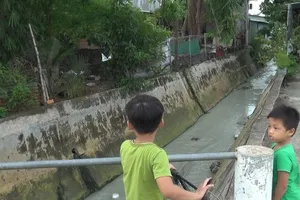 Người dân ngất xỉu vì hít phải mùi độc hại từ suối ô nhiễm