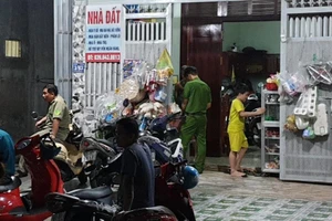 Mẹ sửng sốt khi phát hiện con trai treo cổ giữa phòng trọ