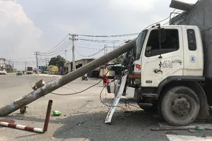 Ô tô tải đâm gãy trụ điện, hàng chục người thoát nạn