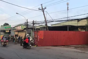 1 phụ nữ ở Bình Dương bị thùng container đè chết thảm
