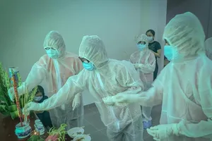 Xúc động cô gái ở khu cách ly, lập bàn thờ tạm chịu tang cha