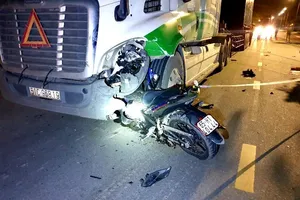 Xe máy găm vào xe container ở Bình Dương, 1 người tử vong