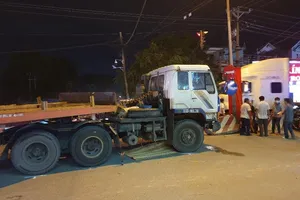 3 mẹ con bán vé số bị cuốn vào gầm xe thương vong