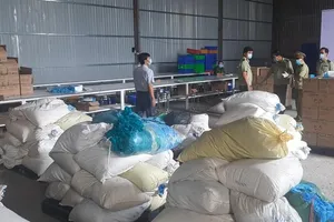 Bình Dương: 1 công ty gom hàng triệu găng tay y tế cũ để bán