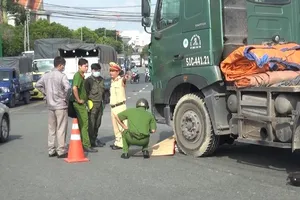 Bình Dương: Người đàn ông bị xe đầu kéo cán chết giữa ngã tư