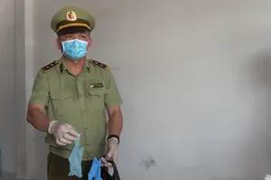 Hàng triệu găng tay, đồ bảo hộ y tế tái chế trong phòng trọ