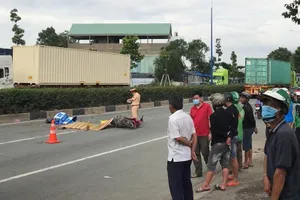 Hai thanh niên tại Bình Dương chết thảm dưới xe container