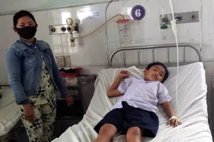  Hàng chục học sinh nhập viện sau khi ăn bánh trung thu