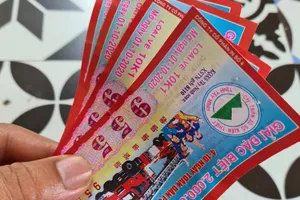 Bắt 2 kẻ sửa vé số rồi đi lĩnh thưởng