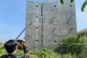 Nhà 4 tầng ở Bình Dương có nguy cơ đổ sập