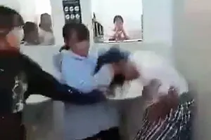 Tây Ninh: Nữ sinh lớp 7 bị bạn cùng trường đánh hội đồng