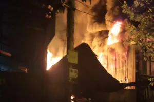 Bình Dương: Cháy lớn lúc rạng sáng, người dân ôm đồ bỏ chạy