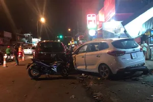 Bình Dương: Nhóm nhậu vỉa hè bị ô tô hất văng 