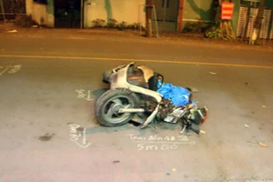 Tài xế ô tô con húc văng xe máy rồi bỏ chạy đã ra trình diện