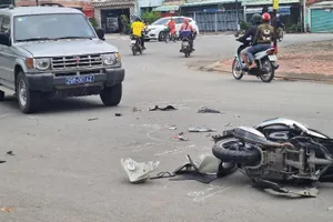 Ô tô biển xanh va chạm xe máy làm 1 cô gái nguy kịch