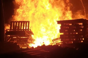 Bình Dương: Hàng chục chiến sĩ dập lửa trong đêm mưa