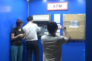 Bình Dương: Người đàn ông vác búa đập nát máy ATM 