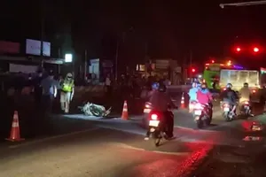 Người đi đường bỏ mặc làm nam thanh niên chết thảm trên đường