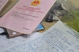 Bắt nhóm người làm giả hàng chục sổ đỏ để bán đất ảo 