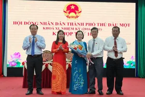 Bà Cúc được 100% đại biểu thống nhất bầu giữ chức UBND TP Thủ Dầu Một. Ảnh: LÊ ÁNH