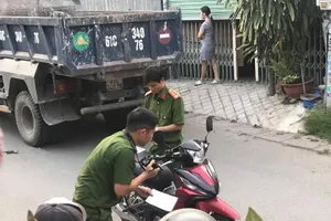 Lực lượng công an khám nghiệm hiện trường. Ảnh: KD