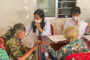 Khám, phát thuốc miễn phí cho hàng trăm người già và trẻ em