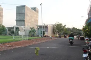 Lực lượng chức năng giăng dây bảo vệ hiện trường. Ảnh: KD