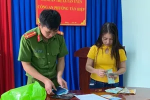 Chủ tiệm điện thoại trả lại gần 100 triệu cho người đánh rơi