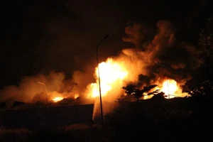 Bình Dương: Xưởng pallet cháy đỏ rực trong đêm