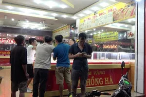 Bình Dương: Nữ quái cầm vàng bỏ chạy trước mặt chủ tiệm vàng