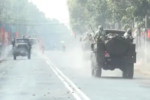 Hình ảnh bộ đội phun thuốc khử khuẩn trong khu phong tỏa