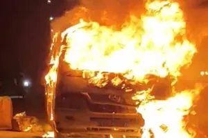 Bình Dương: Xe 12 chỗ bị lửa thiêu rụi trong đêm