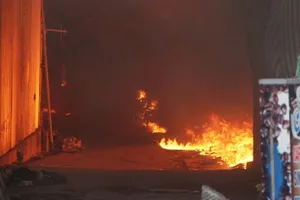 Cháy lớn thiêu rụi nhiều ki-ốt ở Bình Dương