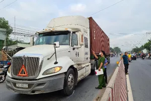 1 phụ nữ leo qua dải phân cách thì bị xe container cán qua