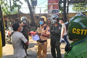 Công an xử lý các xe đón trả khách ở cây xăng ga Sóng Thần