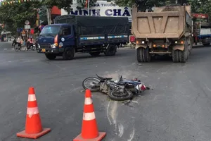 Bình Dương: Xe ben ôm cua cuốn 1 phụ nữ và 2 bé gái vào gầm 