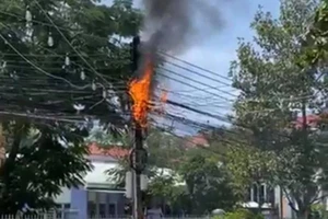 Hỏa hoạn trong khu dân cư, xe cứu hỏa 'đứng bánh' vì cổng chào