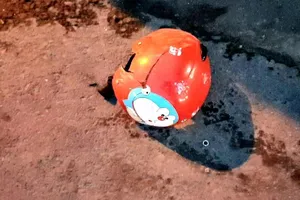 Người cha ôm thi thể con gái khóc thảm sau va chạm với xe tải