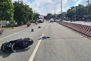 Bình Dương: 1 nam thanh niên chết bất thường giữa quốc lộ 13