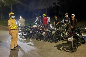 Hàng trăm quái xế không đeo khẩu trang nẹt bô gây náo loạn vào rạng sáng