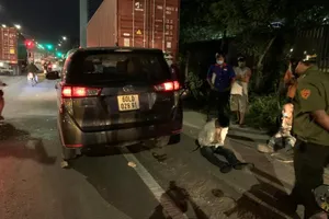 Tài xế ô tô hung hãn húc văng CSGT giữa đường ở ​Bình Dương 