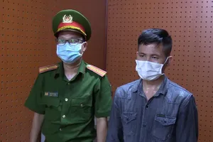 Tài xế 'ngáo' lái ô tô húc văng CSGT ở Bình Dương bị khởi tố, bắt giam