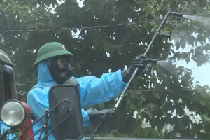 Bộ đội phun khử khuẩn tại các điểm nóng về COVID-19 tại Bình Dương