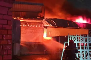 Bình Dương: Một kho hàng lớn cháy dữ dội
