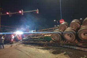 Xe đầu kéo chở trụ điện lật ngang đè chết người ở Bình Dương